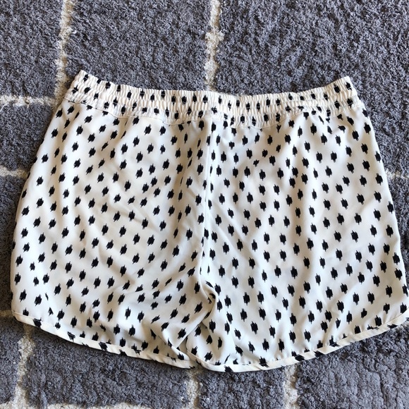 Off-white and black spot Banana Republic shorts! - Picture 6 of 6